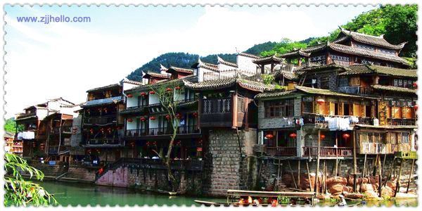 張家界、黃石寨、金鞭溪、袁家界、天子山、十里畫(huà)廊、黃龍洞、寶峰湖、天門(mén)山、鳳凰古城四日游